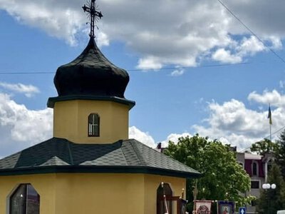 На Чернігівщині священник знайшов ікони під церквою: хто і навіщо їх покинув?