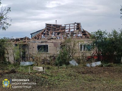 Ворог атакував Херсон дронами, а Зеленівку – КАБами: є жертви, пошкоджено будинки (фото)