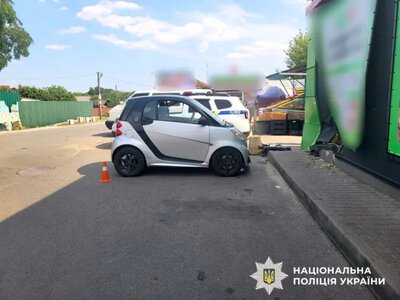 На Київщині п'яна водійка Smart збила пенсіонерку та врізалася у супермаркет
