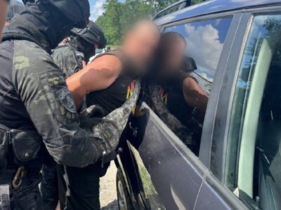 Автомат за 1500 доларів і понад 200 набоїв в нечисті руки: на Білоцерківщині викрили продавця зброї