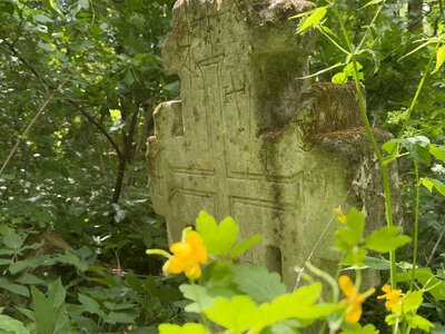 Нерозгадана загадка – на Хмельниччині є кам’яний надгробний хрест з символами Храму Гробу Господнього (ВІДЕО)
