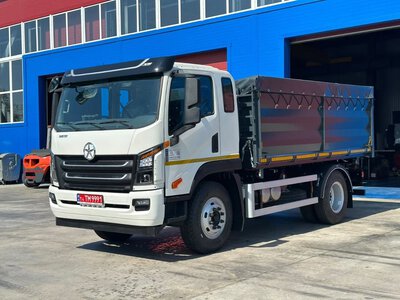 Український завод виготовив потужний самоскид, який може розвантажуватися на три боки (ФОТО)