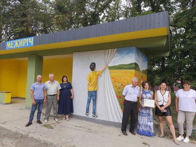У селі Межиріч відкрили оновлену зупинку