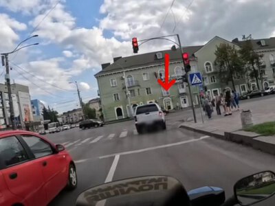 У Рівному водія оштрафували за проїзд на червоне світло