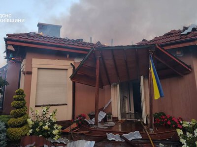 У Бучанському районі російська атака пошкодила будинок, є постраждалі діти