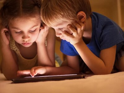 У Франції заборонили соцмережі для дітей до 15 років та смартфони у школах