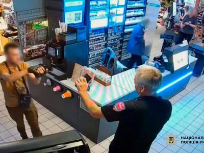 У Києві чоловік влаштував стрілянину в супермаркеті, його затримали