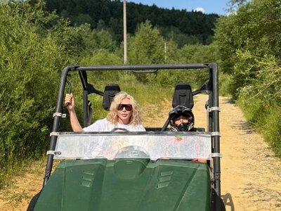 Ірина Білик із сином покаталася на баггі у Карпатах