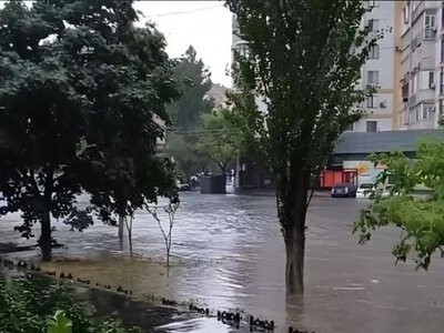 Одеський венеціанський сюжет: потужна злива підтопила місто, зупинила транспорт та знеструмила райони
