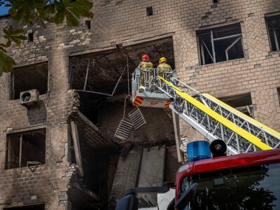 Рятувальники закінчили розбирати адмінбудівлю, пошкоджену ударом по Чернігову (Фото)