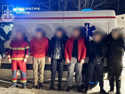 На Буковині судитимуть харків’янина за переправлення чоловіків на фальшивій швидкій