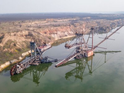 Таємниця затоплених кар'єрів Кам'янського: що приховують підводні печери та чи є на дні техніка