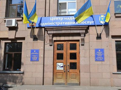 «Люди займають чергу з 6 ранку»: миколаївці поскаржилися на електронну реєстрацію у ЦНАП