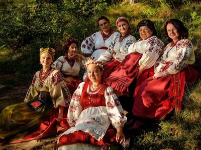 Вишиті історії незламних родин: фотопроєкт у Тернополі