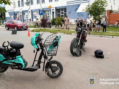 У Рокитному зіткнулися електровелосипед і мотоцикл: обох водіїв госпіталізували