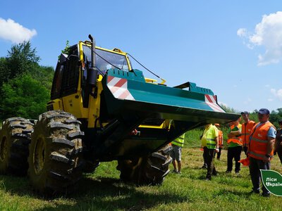 Карпатські лісівники опановують нову техніку: до надлісництв уже надійшли сучасні скідери