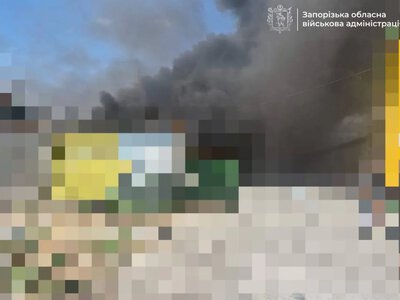 Ворожий безпілотник атакував підприємство на Запоріжжі: палають авто та приміщення, є поранений