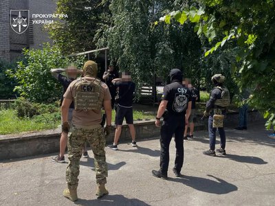 У Запоріжжі під час 25 обшуків у справі про крадіжку на 1,7 млн грн вилучили зброю та понад 200 тисяч доларів