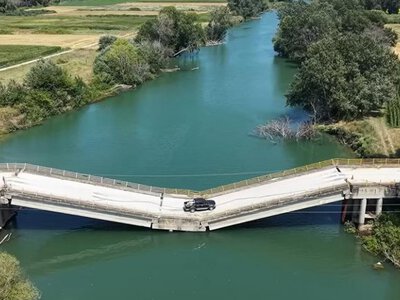 У Греції міст ліг у річку, але люди все одно їздять по ньому (ВІДЕО)