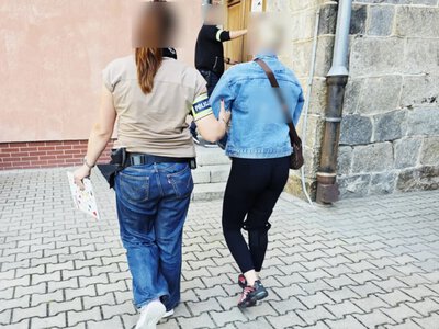 Вдарила дітей через українську мову: у Польщі затримали 26-річну жінку