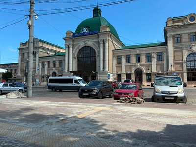 Привокзальна площа стане доступнішою: в Івано-Франківську облаштовують безбар’єрний маршрут