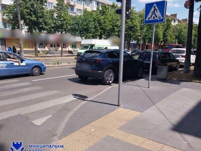 У Рівному водіям нагадали про штраф за паркування ближче ніж за 10 метрів до перехрестя