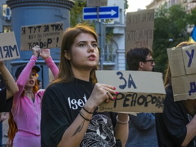Головні гасла картонкового майдану 2026: фоторепортаж з-під вікон офісу президента