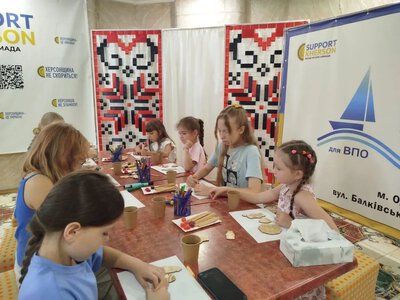 Діти переселенців з Херсонщини в Одесі отримали солодкі подарунки
