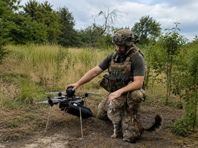 Бойовий кіт Остап допомагає поліцейським Києва запускати дрони