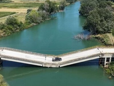 У Греції міст ліг у річку, але люди все одно їздять по ньому (ВІДЕО)