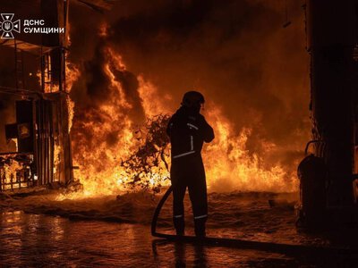 У Сумах вогнеборці ліквідували пожежу, що виникла внаслідок ворожого удару по АЗС + Фото
