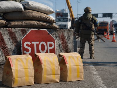 У Чернігові на блок-посту дівчина «пригостила» військових пакунками з «McDonald’s» із вибухівкою
