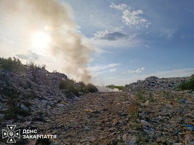 У Берегові другу добу гасять пожежу на сміттєвому полігоні