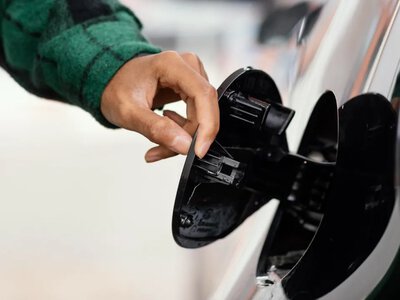 Ціни на пальне стрімко зростають: коли бензин коштуватиме 100 грн за літр 