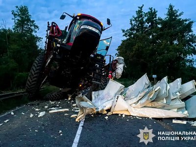 Після зіткнення вантажівки й обприскувача госпіталізували водія на Рівненщині