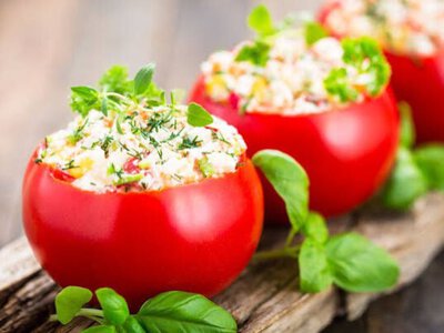 Усі питають рецепт: 6 способів приготувати фаршировані помідори, від яких неможливо відірватися