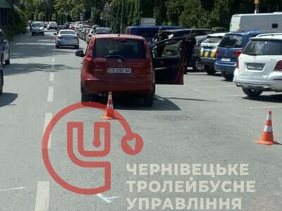 На Небесної Сотні у Чернівцях сталася аварія: є затримка у русі