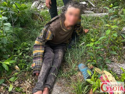 На Житомирщині поліцейські та лісники врятували жінку, що загубилася в лісі на дев’ять днів