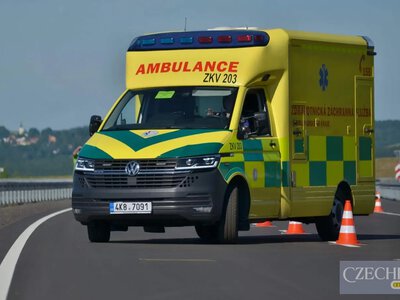 У парамедиків з Праги літня жінка впала з нош та згодом померла: поліція розслідує справу