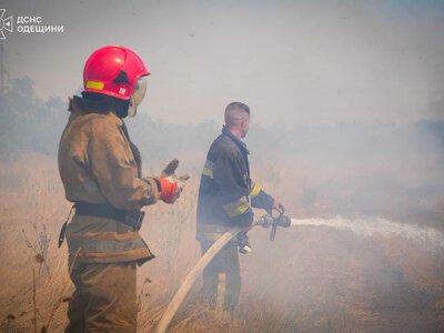 Четверту добу під обстрілами рятувальники Одещини борються з пожежею на полях зрошення