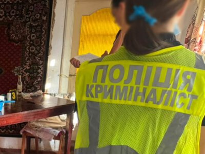 Поліцейські Прикарпаття затримали чоловіка, який до смерті побив 95-річну матір