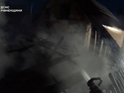 На Рівненщині через пожежу згоріли мотоцикл, електромопед і господарська будівля (ВІДЕО)