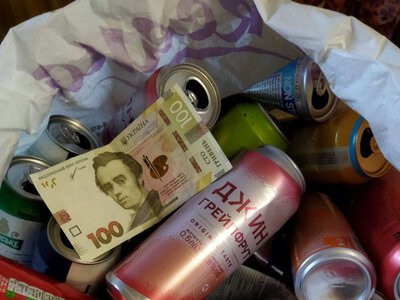 На п’ятому році війни шосткинські волонтери збирають вторсировину, щоб було з чого плести маскувальні сітки