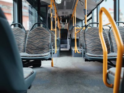 Скандал у столичній маршрутці: водій та кондукторка накинулися на пенсіонерку (Відео)