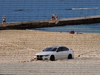 В Одесі дівчина на BMW заїхала на пляж і застрягла в піску