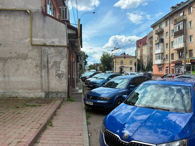 «Місто існує для людей, а не для автомобілів»: у Франківську хочуть розширити проблемний тротуар на вулиці Бандери