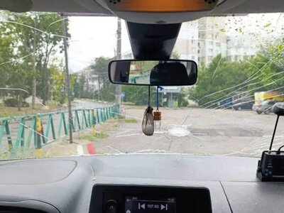 У Херсоні уламки російського дрона пошкодили авто Суспільного, водій можливо контужений
