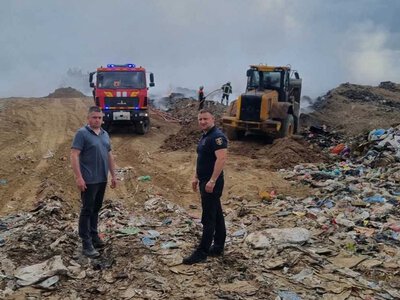 Пожежу на сміттєзвалищі в Береговому планують повністю згасити до кінця дня: на місце прибуло керівництво ДСНС Закарпаття (ФОТО)