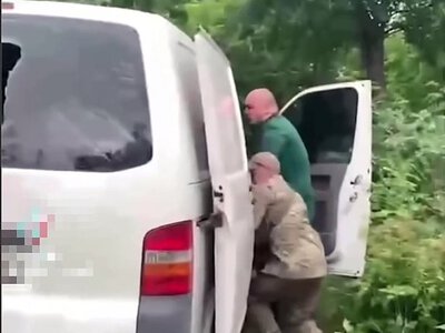 ТЦК прикували чоловіка наручниками до автомобіля – Лубінець пообіцяв розібратися (відео)