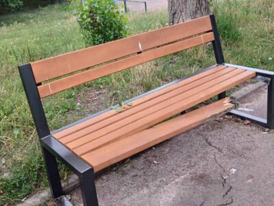 У Рівному вандали зламали нові лавки в парку «Хімік»